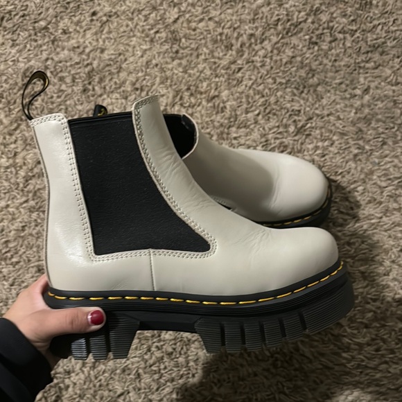 WOMEN'S DR. MARTENS AUDRICK PLATFORM CHELSEA BOOTS Size 6 - Picture 1 of 2